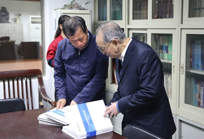 國醫(yī)大師、山西中醫(yī)學(xué)院教授王世民先生到藥都制藥集團(tuán)參觀考察